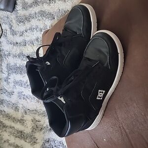 Boys DC sneakers sz 5.5